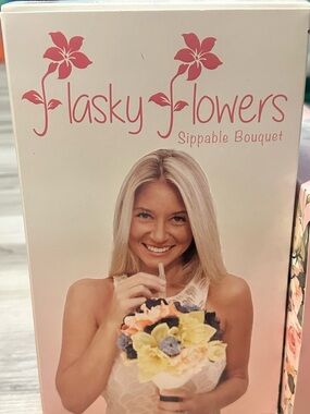 Flasky Flowers Sippable Bouquet – Brand New / Never Used